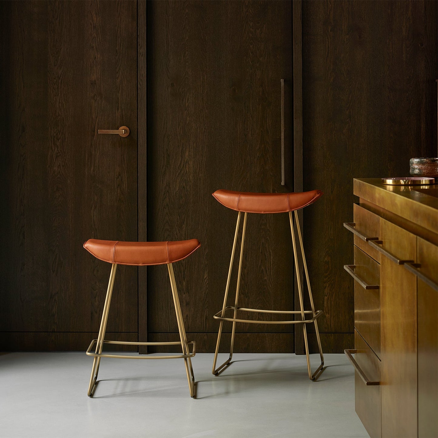 freifrau | kya kitchen stool 63cm | muscat cacao leather + steel bronze glaze wire frame - DC