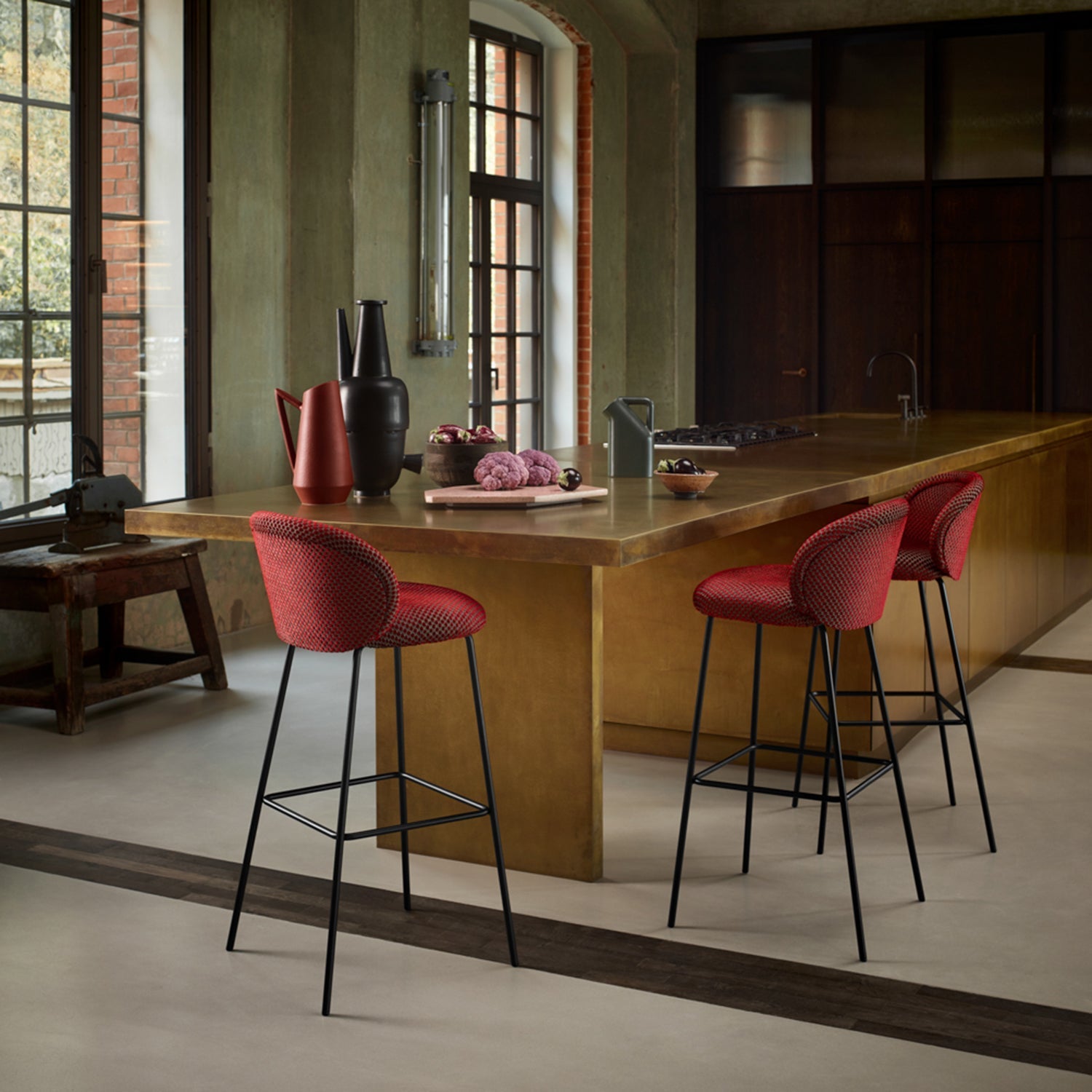 freifrau | ona barstool 82cm | wooden frame oak black | front - riga m1 noir 18 | back - gobelin eden