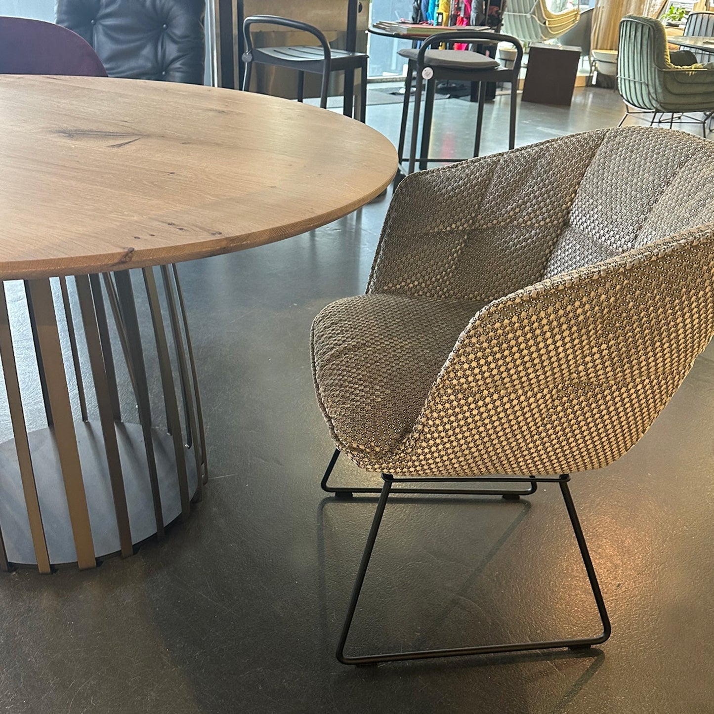 janua | bc 07 basket table round | white pigmented oak + bronze base 125cm